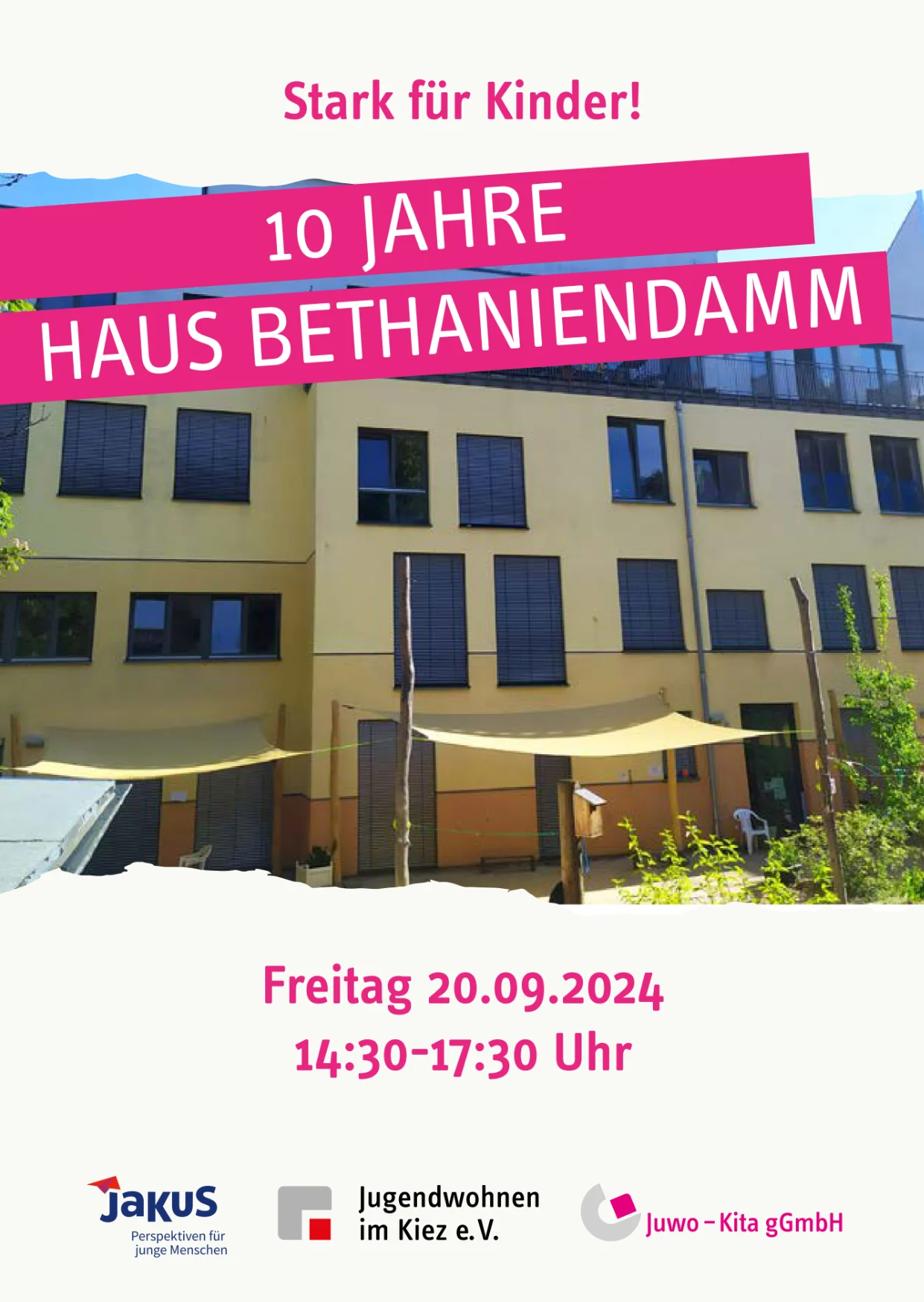 Plakat mit einem Foto des Gebäudes im Bethaniendamm. Davor sind Sonnensegel. Die Logos der Kooperationspartner sind darunter: JaKuS, Jugendwohnen im Kiez und Juwo-Kita.