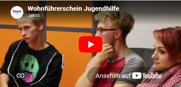 film-wohnfuehrerschein-jugendwohnen-berlin Dies ist ein Vorschaubild. Beim Klick auf dem Link, öffnet sich Youtube. Dann wird ein Projekt vorgestellt. Das Projekt heißt: Wohnführerschein. Auf dem Bild sitzen Jugendliche im Kreis und nehmen am Kurs Wohnführerschein teil. Sie lernen alles vom guten Nachbarschaftslichen Miteinander bis zur Nutzung von werkzeugen beim Einzug.