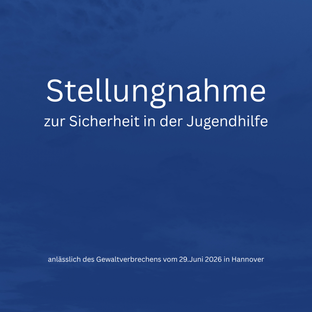 In diesem Text sagen wir etwas zu einem Verbrechen. Das Verbrechen hat am 29.Juni2026 stattgefunden. Menschen wurden ermordet. Diese Menschen waren Mitarbeiter in der Jugendhilfe. Darüber müssen wir sprechen. Wie können wir Sicherheit schaffen? Der Text steht vor einem dunkelblauen Wolkenhimmel