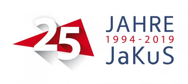 Logo "25 Jahre JaKuS": eine weiße 25 vor einem roten Dreieck. Das Dreieck steht für Perspektiven.