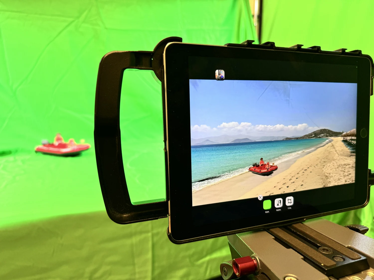 Tablet filmt eine kleine Szene vor grünem Hintergrund