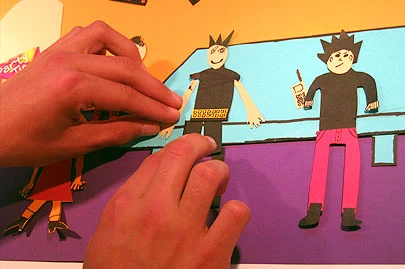 Hände gestalten Papierfiguren für ein Medienprojekt