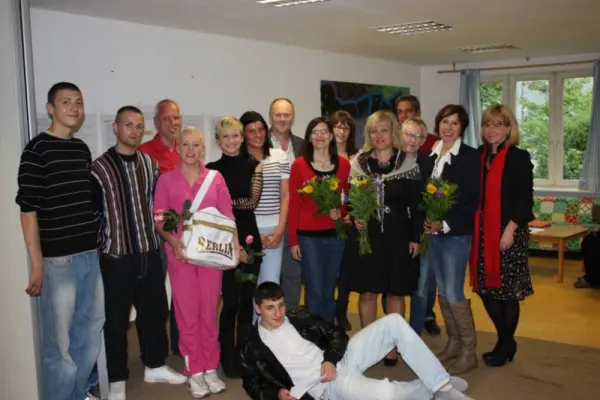 Gruppenfoto von Teilnehmern, Partnerinnen und Partnern des Wohnführerscheins