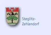 Das Wappen des Bezirksamtes mit einem Bam vor roten Zinnen